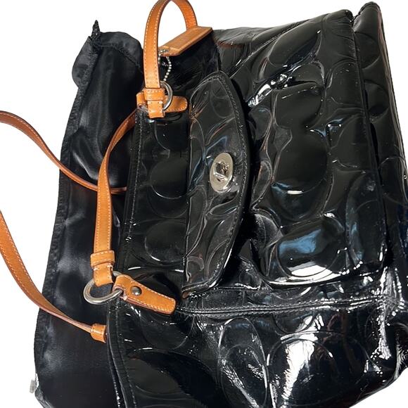 Coach Embossed C Patent Leather
Black Tote Bag Shoulder bag zip closure - Picture 2 of 9